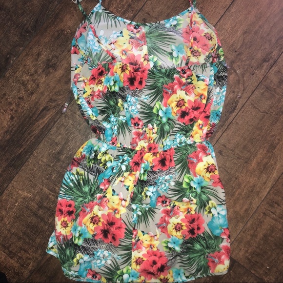 Tropical/Floral Pattern Romper - Picture 4 of 5
